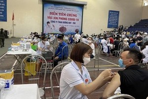 Điểm tiêm vaccine mũi 4 tập trung cho công nhân tại Công ty Than Dương Huy.