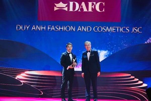 Đại diện DAFE nhận giải doanh nghiệp phát triển nhanh của châu Á Thái Bình Dương