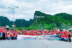 Đoàn Famtrip chụp hình quảng bá tại cửa ngõ vào Di sản thiên nhiên thế giới Vườn quốc gia Phong Nha – Kẻ Bàng. Ảnh: Thành Media