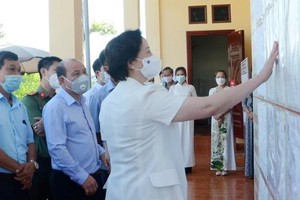 Bộ trưởng Bộ Nội vụ Phạm Thị Thanh Trà kiểm tra công tác chuẩn bị bầu cử tại tỉnh Hòa Bình. Ảnh: VGP