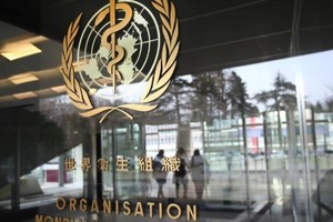 Logo bên ngoài tòa nhà của Tổ chức Y tế Thế giới (WHO). Ảnh: Reuters.