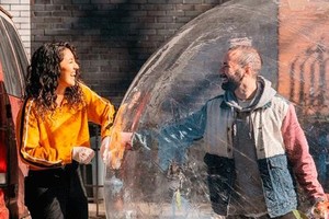 Chuyện tình thời Covid - 19 của 'chàng ban công' và cô hàng xóm Mỹ