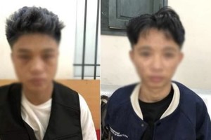 2 nhân viên bảo vệ của siêu thị Winmart tại cơ quan công an.
