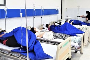 Hình ảnh học sinh bị ngộ độc phải nhập viện. Ảnh báo SKĐS