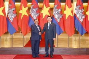 Chủ tịch Quốc hội Vương Đình Huệ và Chủ tịch Thượng viện Vương quốc Campuchia.