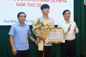 Đặng Lê Nguyên Vũ nhận bằng khen và phần thưởng từ đại diện lãnh đạo UBND tỉnh Thái Bình