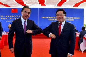 Ủy viên Bộ Chính trị, Phó Thủ tướng Chính phủ, Bộ trưởng Ngoại giao Phạm Bình Minh và Ủy viên Quốc vụ, Bộ trưởng Ngoại giao Trung Quốc Vương Nghị đồng chủ trì Lễ kỷ niệm.