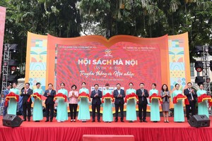 Các đại biểu cắt băng khai mạc Hội sách Hà Nội lần thứ VII - năm 2022.