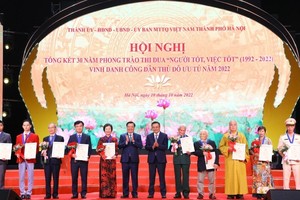 Ủy viên Bộ Chính trị, Bí thư Thành ủy Hà Nội Đinh Tiến Dũng và Chủ tịch UBND TP Trần Sỹ Thanh vinh danh 10 Công dân Thủ đô ưu tú năm 2022. Ảnh: TTXVN