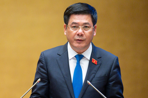 Bộ trưởng Bộ Công Thương Nguyễn Hồng Diên trình bày tờ trình.