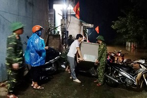 Lực lượng quân đội giúp dân di dời tài sản về nơi an toàn