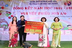 Bí thư Tỉnh ủy Nguyễn Thanh Hải trao biển tượng trưng quà tặng cho cô và trò Trường Mầm non Ba Hàng, TP Phổ Yên
