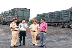 Cán bộ Phòng Cảnh sát giao thông (Công an tỉnh Thái Nguyên) tuyên truyền quy định về tải trọng, kích thước thành, thùng xe
