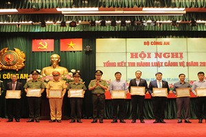 Trung Tướng Lê Quốc Hùng trao khen thưởng tập thể và cá nhân
