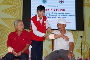 Bình Định: Trao tặng 200 túi sơ cấp cứu trên biển cho ngư dân có hoàn cảnh khó khăn
