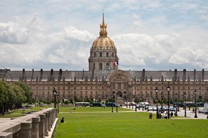 Lăng mộ Napoleon nằm trong quần thể Điện Invalides.