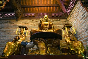 Bức tượng “Vua sám hối” độc nhất vô nhị tại chùa Hòe Nhai, Hà Nội.