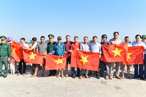 Trao tặng 10.000 lá cờ Tổ quốc cho ngư dân Thanh Hóa