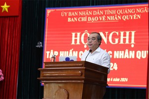 Ông Trần Hoàng Tuấn - Phó Chủ tịch Thường trực UBND tỉnh Quảng Ngãi, Trưởng Ban chỉ đạo Nhân quyền tỉnh phát biểu tại hội nghị.