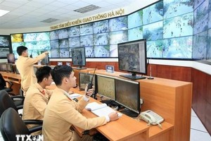 Trung tâm điều khiển giao thông Hà Nội, nơi theo dõi các phương tiện vi phạm qua camera. (Ảnh: TTXVN) 