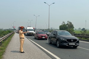 Thượng tá Nguyễn Mạnh Thắng - Đội trưởng Đội Tuần tra kiểm soát giao thông đường bộ số 3, Cục Cảnh sát giao thông thực hiện phân luồng, hỗ trợ các phương tiện di chuyển trên tuyến cao tốc.
