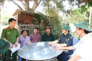 Đại tá Nguyễn Thế Hải – Phó Giám đốc Công an tỉnh An Giang báo cáo nhanh về công tác triển khai lực lượng hỗ trợ địa phương tham gia chữa cháy.