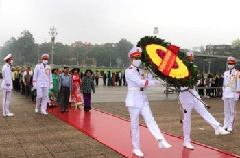 Bản tin tối 11/04: Đoàn cựu tù chính trị và tù binh TPHCM vào Lăng viếng Chủ tịch Hồ Chí Minh