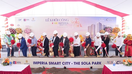 Đại diện Chủ đầu tư, Đơn vị phát triển dự án MIK Group và các đối tác tham gia nghi lễ khởi công phân khu The Sola Park, dự án Imperia Smart City giai đoạn 2 