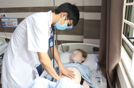 Bác sĩ thăm khám lại cho bệnh nhi.