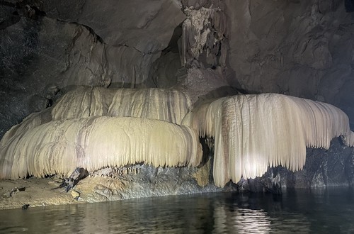 Những tấm thạch nhũ như tấm rèm khổng lồ trong hang Lũ.(Ảnh: CTV)
