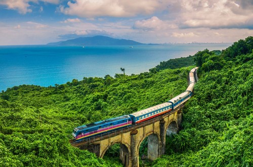 Một đoàn tàu của TCty Đường sắt đang đi qua đèo Hải Vân. (Ảnh: Mến Thương)