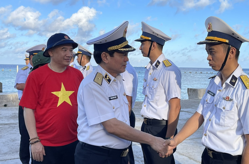 Đoàn công tác số 11 do Chuẩn Đô đốc Phạm Văn Luyện, Phó Chủ nhiệm Chính trị Quân chủng Hải quân, ra thăm Trường Sa.