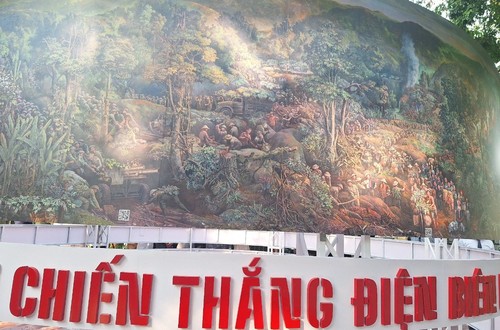 Thưởng lãm tranh panorama 360 độ kỷ niệm 70 năm Chiến thắng Điện Biên Phủ (Ảnh: Bảo Châu).