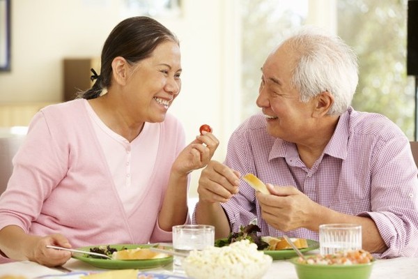 Chăm sóc bữa ăn cho người già trong gia đình.