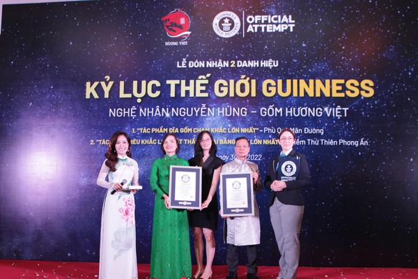 Bà Mai McMillian (ngoài cùng, bìa phải), đại diện của Tổ chức Guinness trao danh hiệu Kỷ lục Guinness thế giới cho "Thiềm thừ Thiên phong ấn" và "Phú quý mãn đường" của Nghệ nhân Nguyễn Hùng và Gốm Hương Việt. 