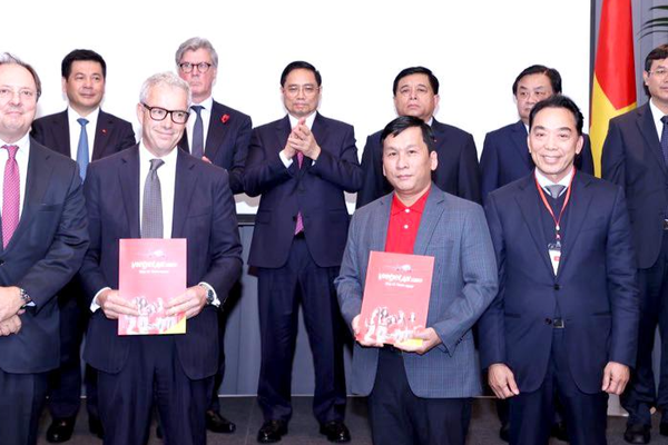 Thủ tướng Chính phủ Phạm Minh Chính dự, chứng kiến Lễ ký, trao 26 thỏa thuận hợp tác của các bộ, ngành và doanh nghiệp Việt Nam và đối tác Anh.