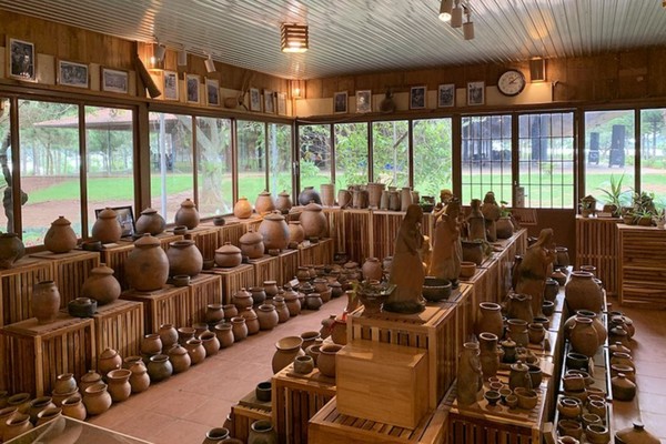 Các sản phẩm gốm mộc truyền thống của đồng bào Chu Ru.