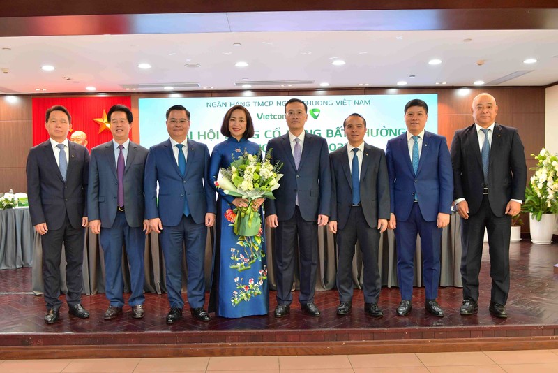 Chủ tịch HĐQT Phạm Quang Dũng (thứ 4 từ phải sang) và các thành viên HĐQT tặng hoa chúc mừng bà Nguyễn Thị Kim Oanh - tân Thành viên HĐQT Vietcombank