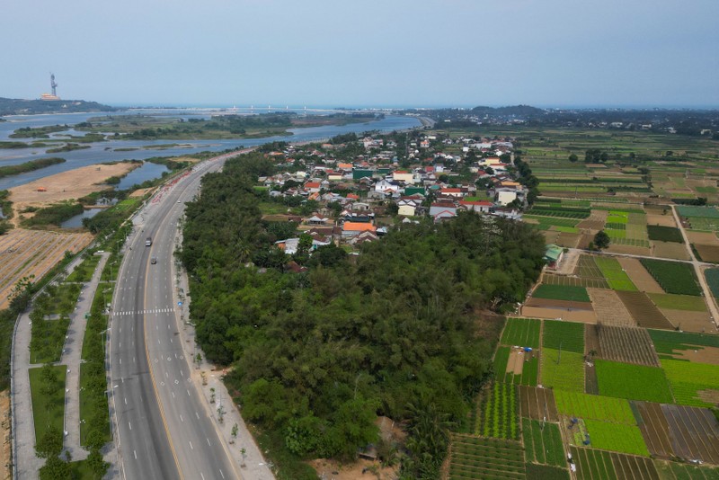 6 chủ tịch huyện, thị xã, thành phố ở Quảng Ngãi bị phê bình vì chậm trễ trong phối hợp giải quyết thủ tục hành chính lĩnh vực đất đai.