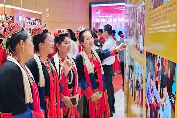 Phụ nữ trong trang phục người Dao Thanh Y tham quan Triển lãm.
