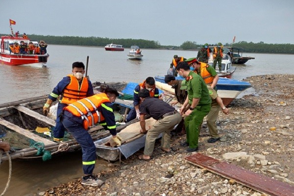 Lực lượng cứu hộ cứu nạn hoàn tất việc tìm kiếm 4 nạn nhân trong vụ lật thuyền nan.