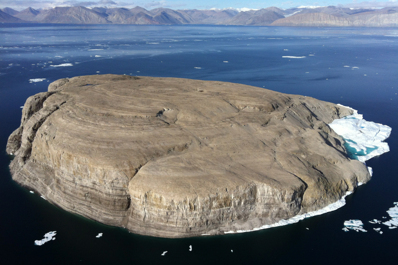 Đảo Hans là một đảo đá nhỏ không có cư dân sinh sống. 