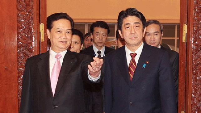 Thủ tướng Nguyễn Tấn Dũng và người đồng cấp Nhật Bản Shinzo Abe trong cuộc gặp tại Hà Nội hồi đầu năm nay. Việt Nam là nước đầu tiên mà ông Abe đến thăm kể từ khi nhậm chức. Ảnh: TTXVN
