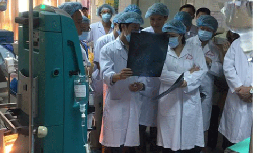 Bộ trưởng Nguyễn Thị Kim Tiến làm việc với Bệnh viện Đa khoa Hòa Bình