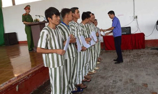 Đại diện Viện KSND Thành phố Hà Nội trao quyết định giảm thời hạn chấp hành án phạt tù cho phạm nhân. Ảnh: An ninh Thủ đô.