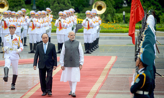 Thủ tướng Nguyễn Xuân Phúc và Thủ tướng Narendra Modi duyệt đội danh dự.