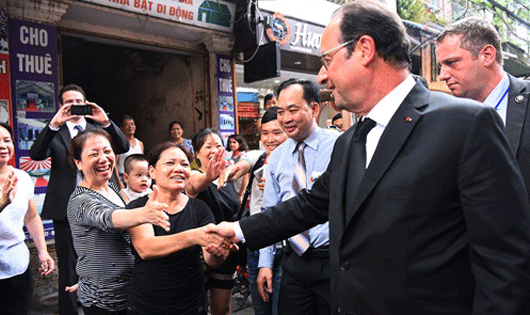 Tổng thống Pháp Francois Hollande bày tỏ sự thân thiện với người dân phố cổ Hà Nội. 