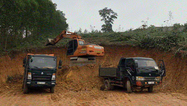 Hiện trường một vụ khai thác đất trái phép tại Bắc Giang