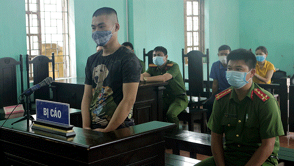 Bị cáo Dương Văn Tùng bị tuyên phạt 10 tháng tù giam về tội chống người thi hành công vụ.