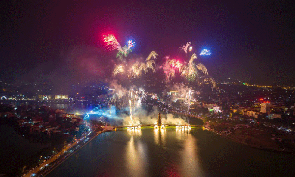 Hồ công viên Văn Lang ở trung tâm TP Việt Trì với cầu đi bộ nơi diễn ra màn bắn pháo hoa tối nay (Ảnh: Cổng TTĐT Phú Thọ)